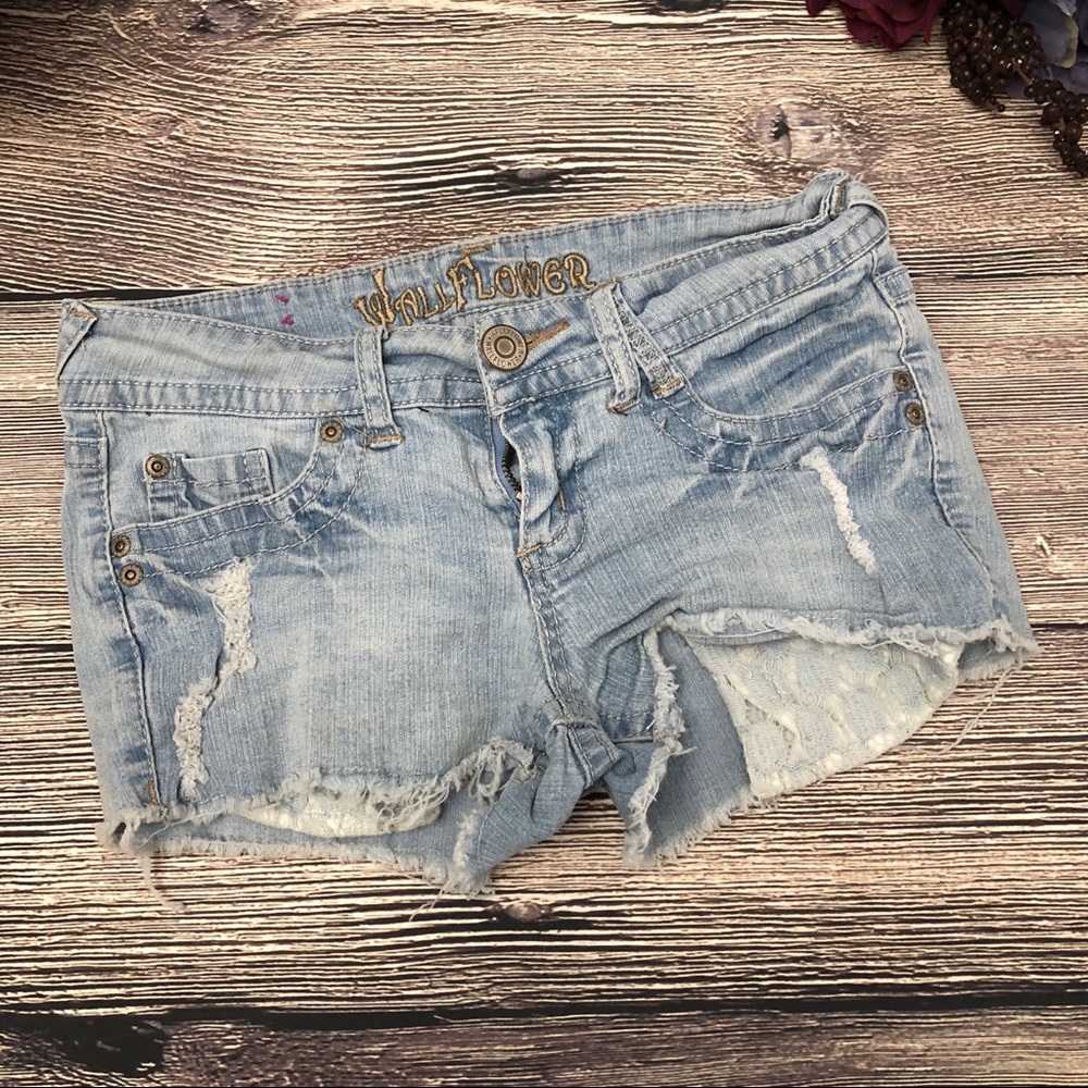 Wallflower Distressed Shorts exposed pocket sz 3